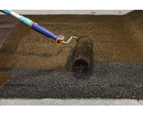 Aplikace střešní krytiny pomocí malířského válečku na střešní pás