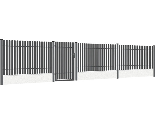 Kovový plot s bránou a sloupky