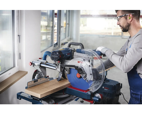 Pokosová pila v provozu s pracovníkem