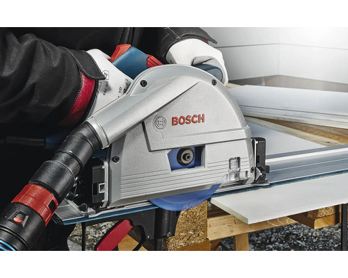 Logo společnosti Bosch na ponorné pile při řezání obrobku.