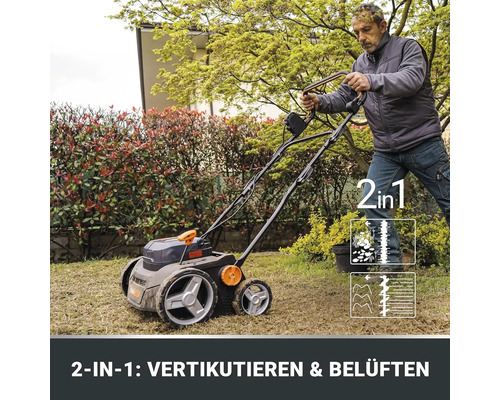 Muž vertikutuje trávník pomocí vertikutátoru a provzdušňovače 2 v 1 na zahradě.