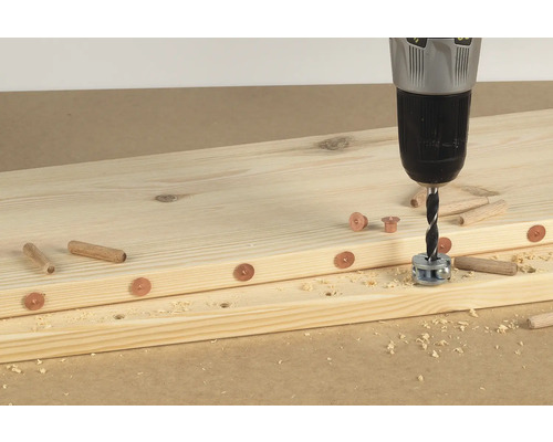 Dřevěné desky jsou spojeny hmoždinkami a vrtačkou