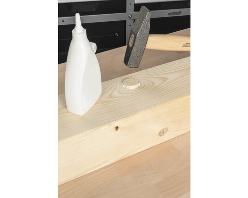 Snímek dřevěného kusu s kladivem, lepidlem na dřevo a dřevěnou hmoždinkou