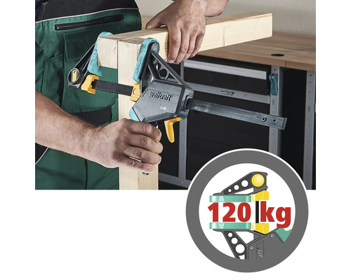 Osoba používá jednoruční svěrku Wolfcraft k upevnění dvou kusů dřeva. Pečeť označuje nosnost 120 kilogramů.