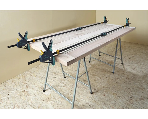 Dřevěné dveře na pracovním stole upevněné šroubovými svorkami