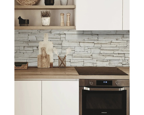 Kuchyňská scéna s kamenným obkladem, pracovní deskou a vestavěnou troubou