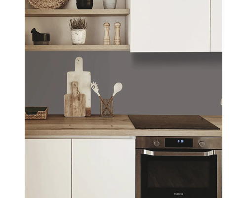 Kuchyňská scéna s kuchyňským náčiním, policemi a elektrickým sporákem