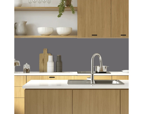 Moderní kuchyně s dřevěnými skříňkami, dřezem a varnou deskou