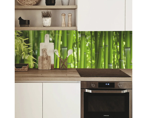 Kuchyňská zástěna s bambusovým motivem v moderní kuchyni.