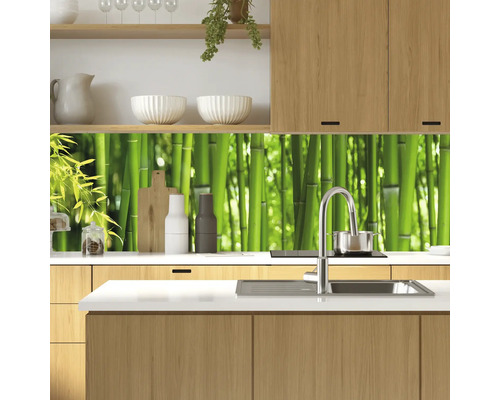 Moderní kuchyně s bambusovým stěnovým panelem
