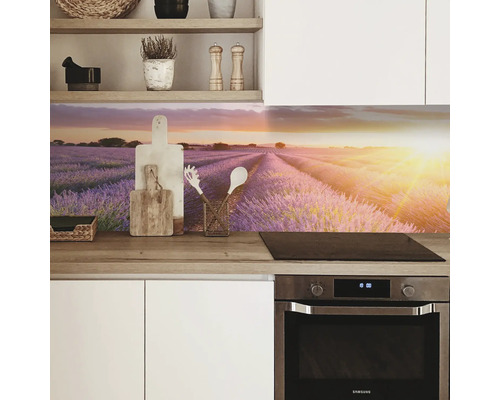 Kuchyňská zástěna s motivem levandulového pole v moderní kuchyni.