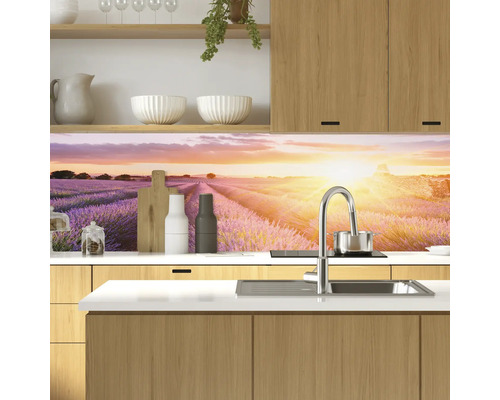 Kuchyňská zástěna s motivem levandulového pole v moderní kuchyni
