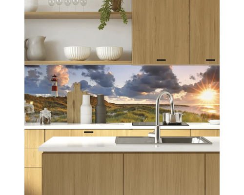 Kuchyňská zástěna s motivem majáku za dřezem a sporákem