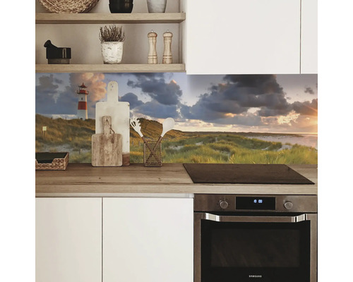 Kuchyňská zástěna s motivem majáku v moderní kuchyni