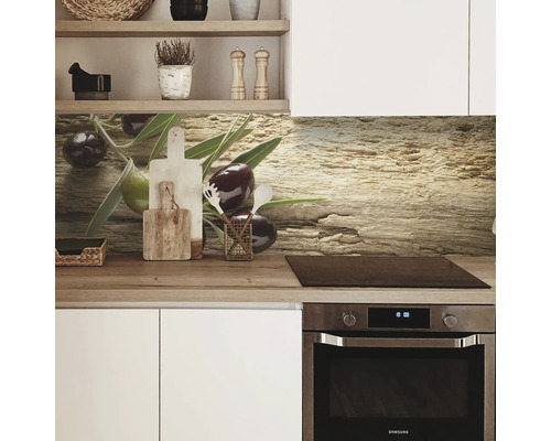 Kuchyňská scéna s motivem oliv na kuchyňské stěně