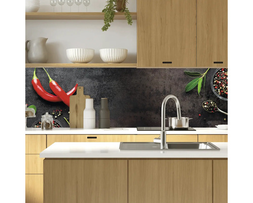 Kuchyňská scéna s kuchyňským obkladem se vzorem chilli a koření
