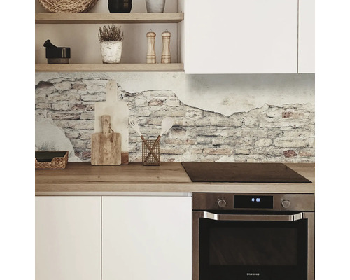 Kuchyňský prostor s obkladem stěny s cihlovým vzorem, sporákem a policemi