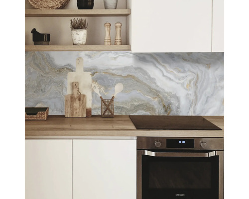 Kuchyňská scéna s pracovní deskou, dřezem a mramorovým stěnovým panelem