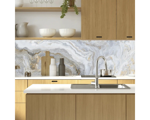 Kuchyňská scéna s mramorovým stěnovým panelem, dřezem, baterií a dřevěnými prvky