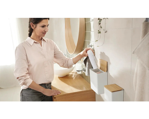 Koupelnová scéna s ženou, umyvadlem a nástěnnými úložnými boxy