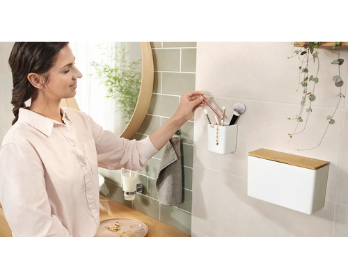 Koupelnová scéna s kosmetickým boxem, štětci na líčení a ženou