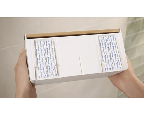 Úložný box s dřevěným víkem držený v rukou.