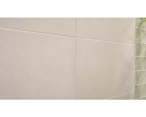 Obkladové dlaždice z kameniny v koupelně