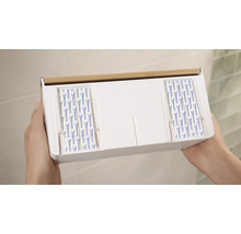 Úložný box z plastu s bambusovým víkem držený v ruce