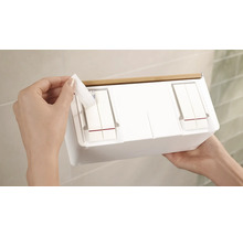 Box na vlhčené ubrousky s bambusovým víkem v použití