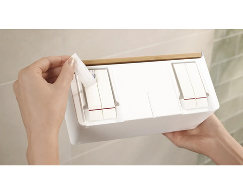 Box na vlhčené ubrousky s bambusovým víkem v použití