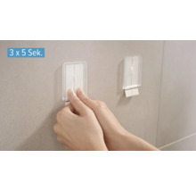 Připevnění lepicího proužku na zeď