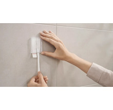 Aplikace lepicích pásků na obkládanou stěnu