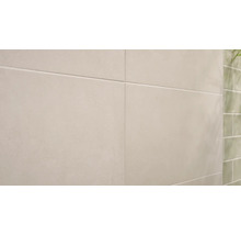 Detailní záběr světlých obkladů s horizontální strukturou do interiéru