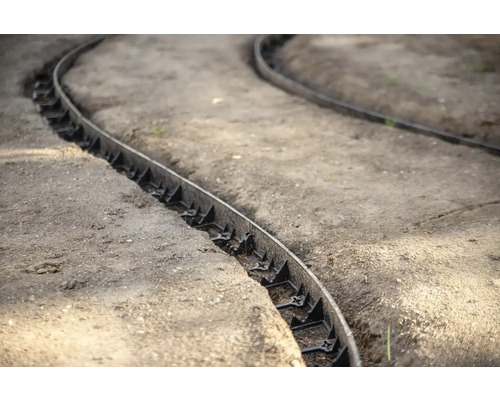 Zahradní úprava s flexibilním lemem trávníku pro ohraničení záhonu