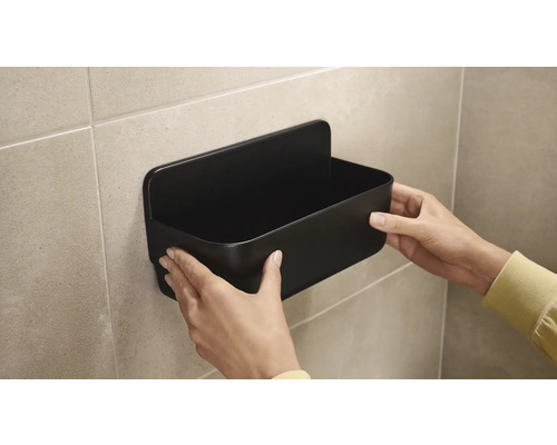 Montáž černé sprchové poličky na stěnu