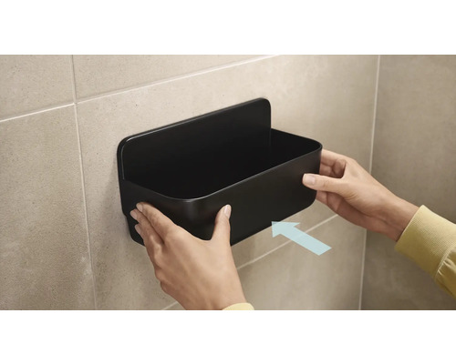 Nástěnná police pro ukládání v koupelně se připevňuje na zeď