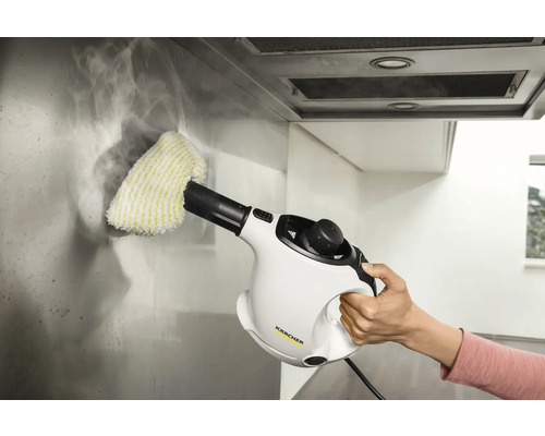 Parní čistič používán k čištění odsavače par s logem Kärcher