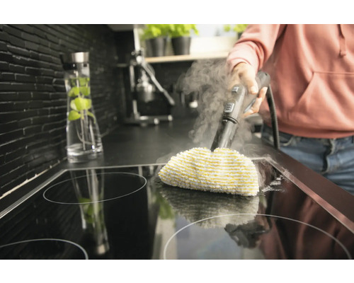 Parní čistič používaný na varné desce v kuchyni.