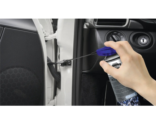 Aplikace víceúčelového spreje pro údržbu automobilů