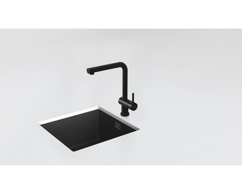 Černý kuchyňský dřez s baterií
