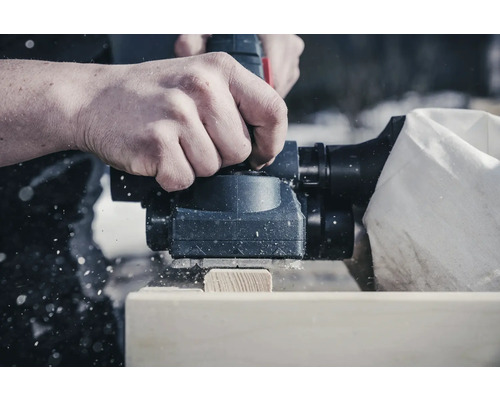 Ruční hoblík při práci na dřevě