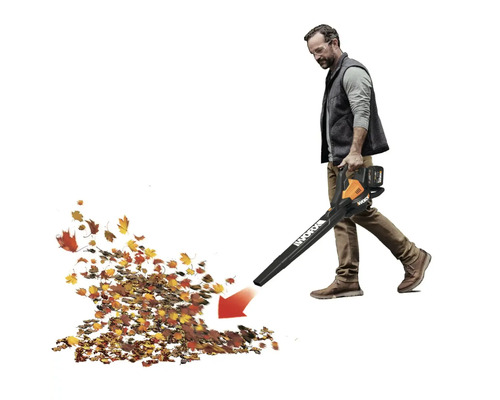 Muž používá akumulátorový foukač listí k odstraňování listí