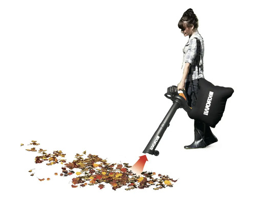 Žena používá vysavač listí značky Worx k sběru listí.