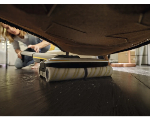 Čisticí zařízení na podlahy při čištění pod nábytkem