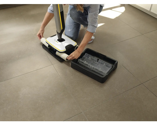 Podlahový čistič se čistí.