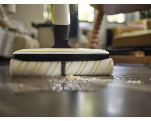 Čisticí zařízení na podlahy v akci na dřevěné podlaze