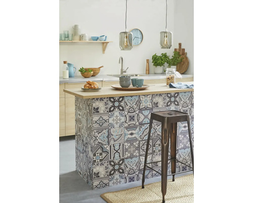 Světlá kuchyně s obkladem, pracovní deskou a posezením