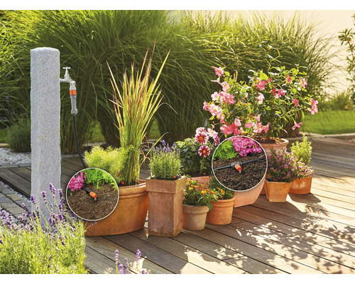 Zahradní zavlažovací systém s kapkovači a květinami v květináčích