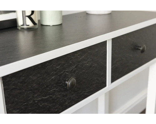 Komoda se zásuvkami a kamenným dekorem