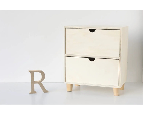 Malá dřevěná komoda se dvěma zásuvkami a dřevěnýma nohama.